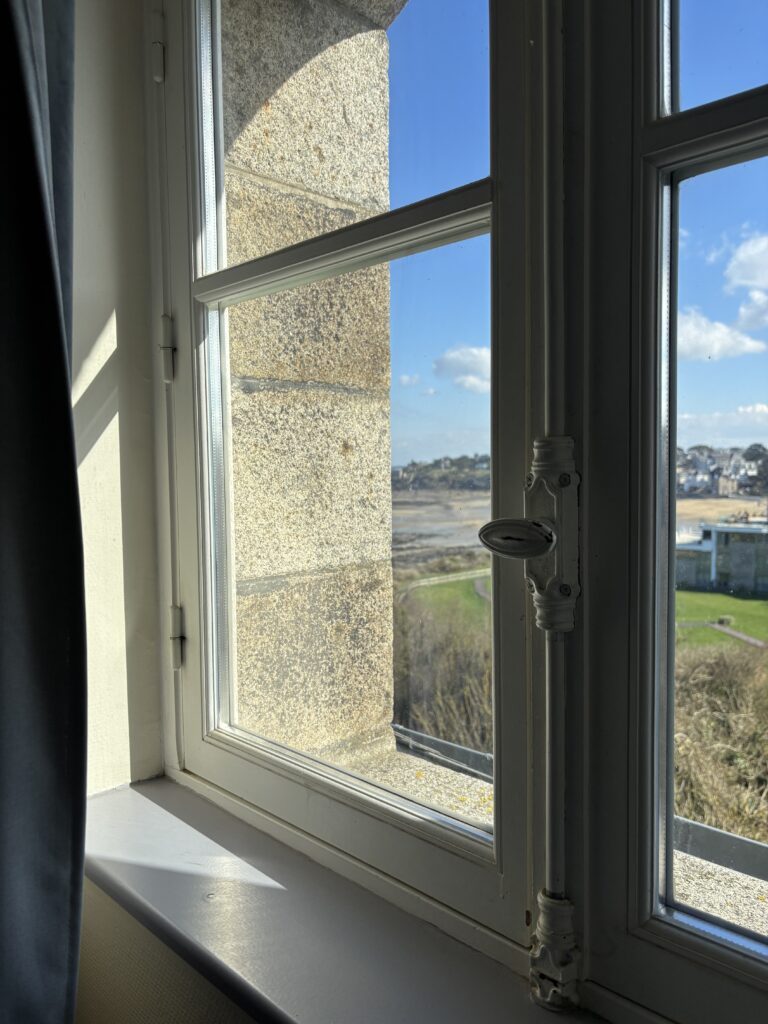 Fenêtre d'une chambre donnant sur la mer
