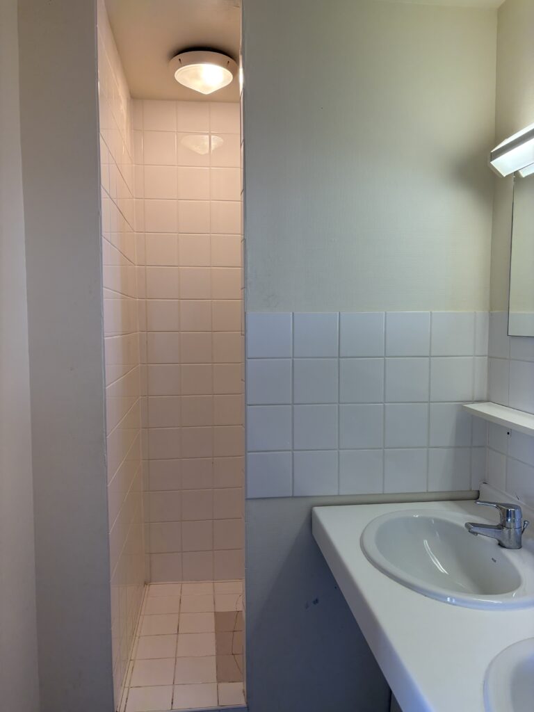 Salle d'eau avec lavabo et douche