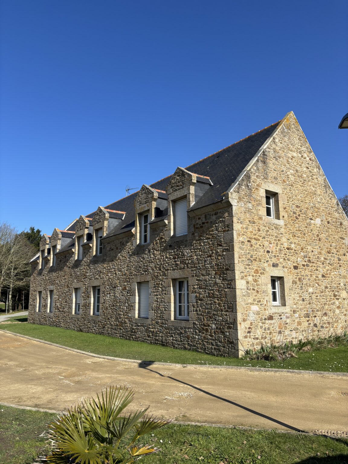 Façade en pierre de la résidence