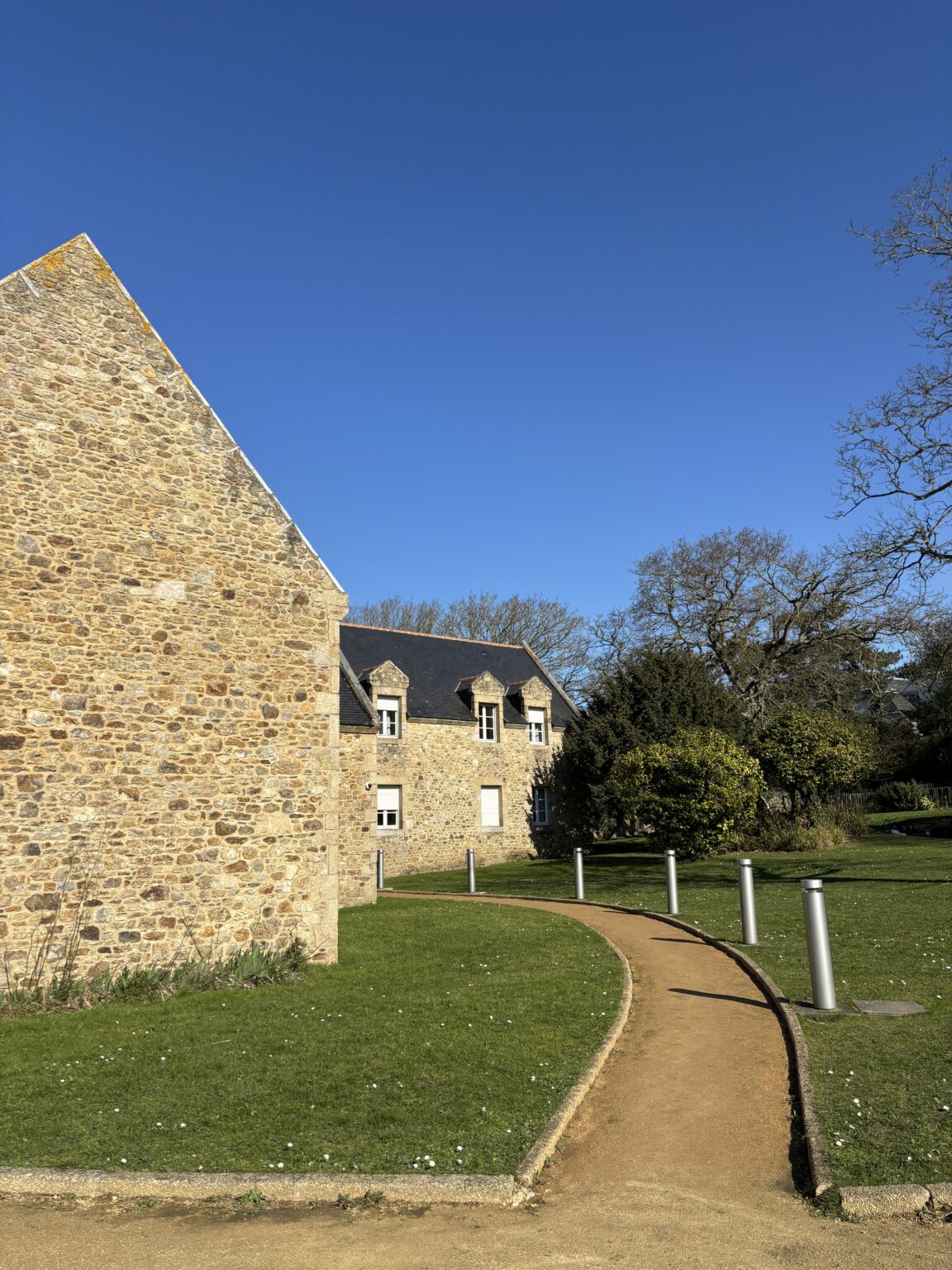 Pignon de la résidence et son jardin
