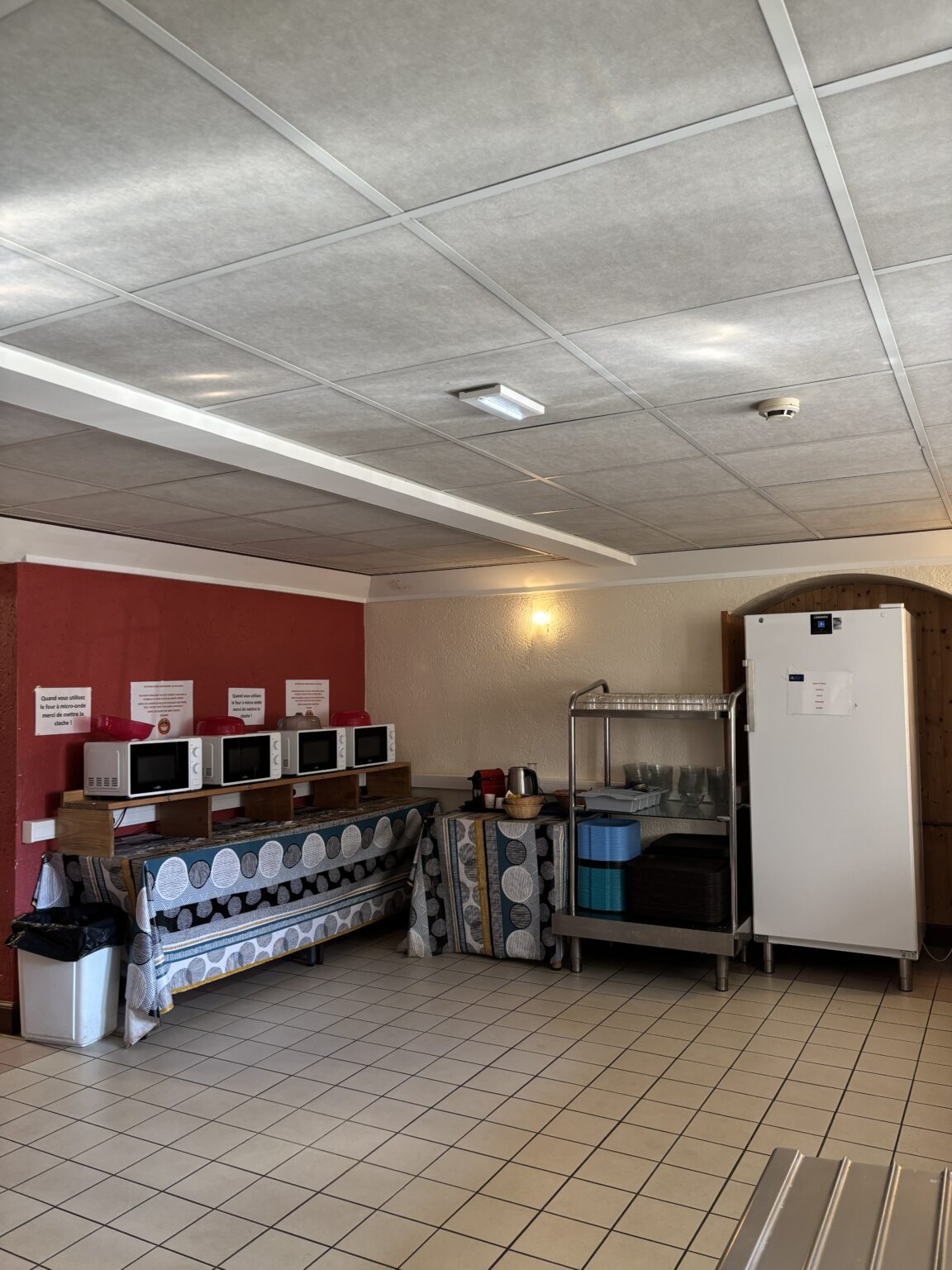 Coin cuisine du réfectoire avec micro-ondes et réfrigérateur